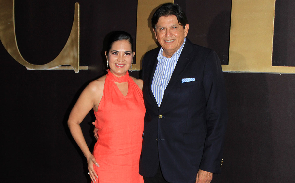 DR.HOMERO CASTILLO: OGARITA RAMÍREZ Y HOMERO CASTILLO disfrutaron de la música de Ulises Varela