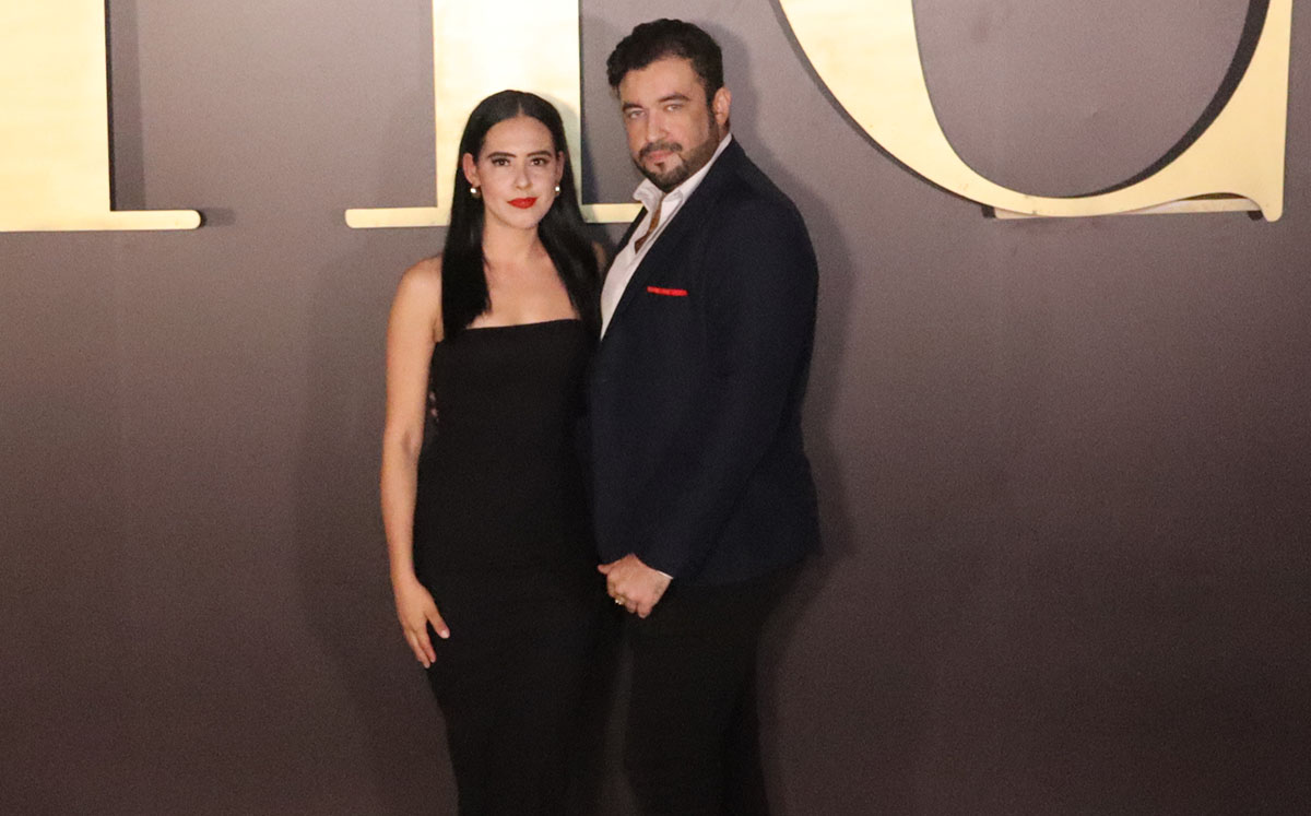 PATRICIA SÁNCHEZ Y JESÚS MAYA fueron recibidos con un gran photo mural con el logo de CHIC