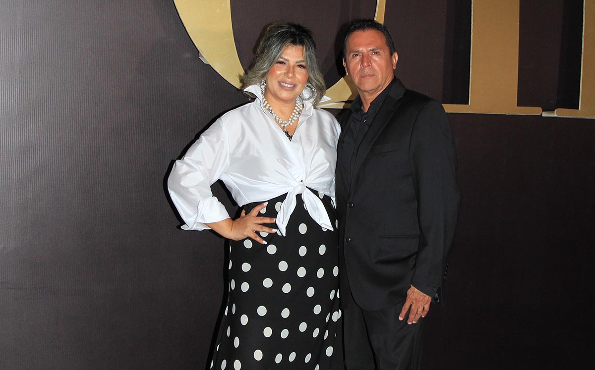 MÓNICA MARTÍNEZ Y EDUARDO RIVERA disfrutaron de un gran desfile de moda frente al Palacio Municipal