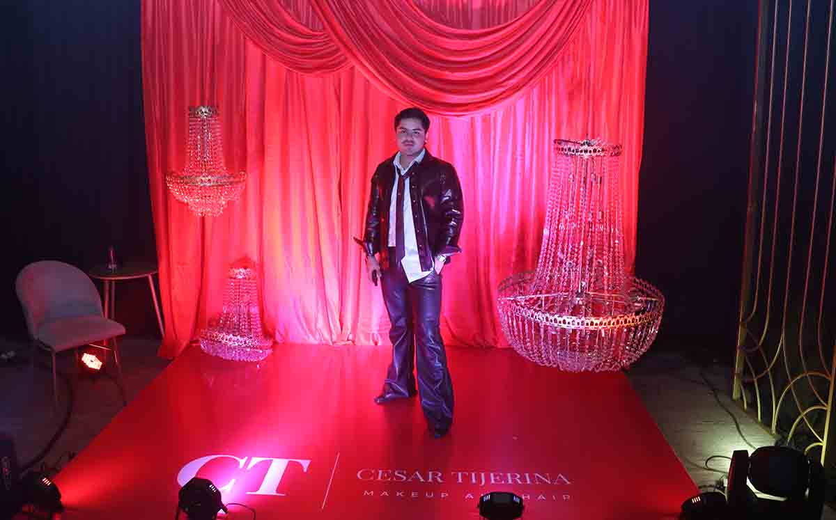 CÉSAR TIJERINA en su stand