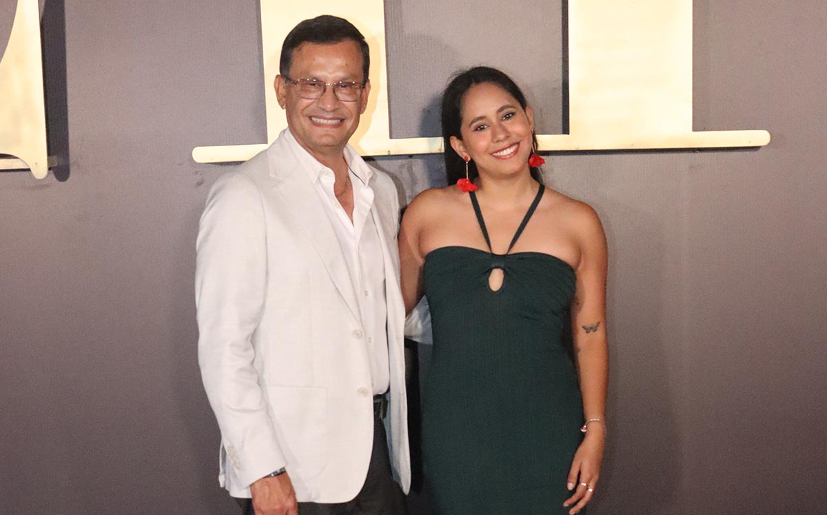 JUAN GUADALUPE Y ANA KAREN RODRÍGUEZ nos regalaron sus mejores sonrisas frente al Palacio Municipal