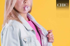 Grandes cantidades de goma de mascar ingeridas combinadas con el estreñimiento son causa de  malestares en los intestinos de los niños.(Foto: Freepik)