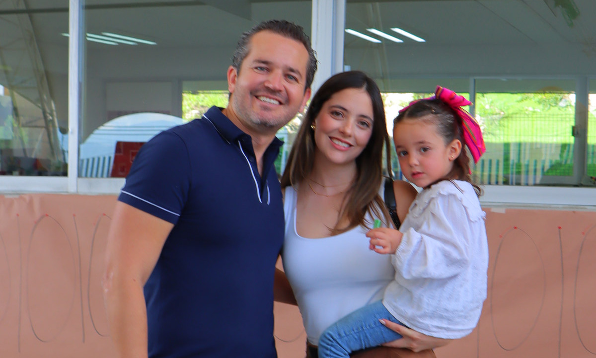 Hugo Mora, Jimena Leal y Olivia Mora