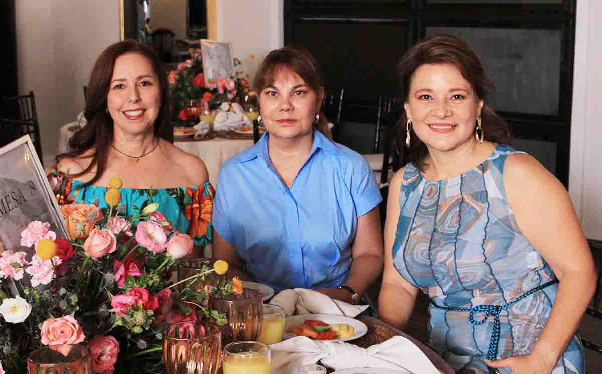 CLAUDIA CORONADO, ANA MARÍA CARLOCK y CARMEN LU nos regalaron sus mejores sonrisas durante el festejo