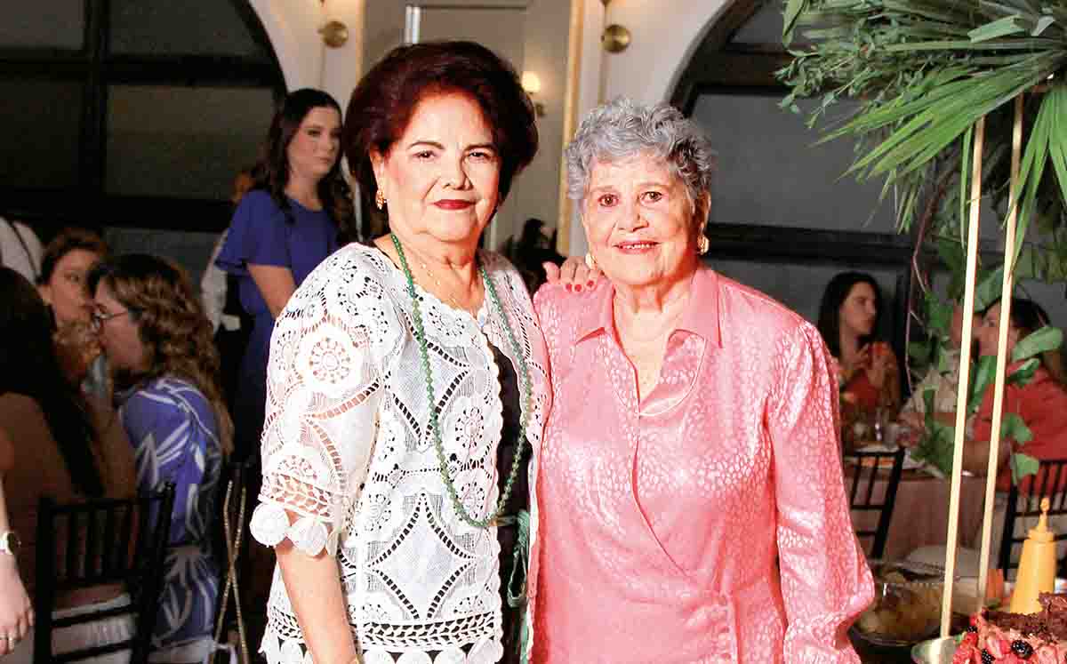 ELSA DE VÁZQUEZ Y ROSITA FARÍAS degustaron de pan dulce surtido, crepas a la reina, bocoles surtidos y cochinita