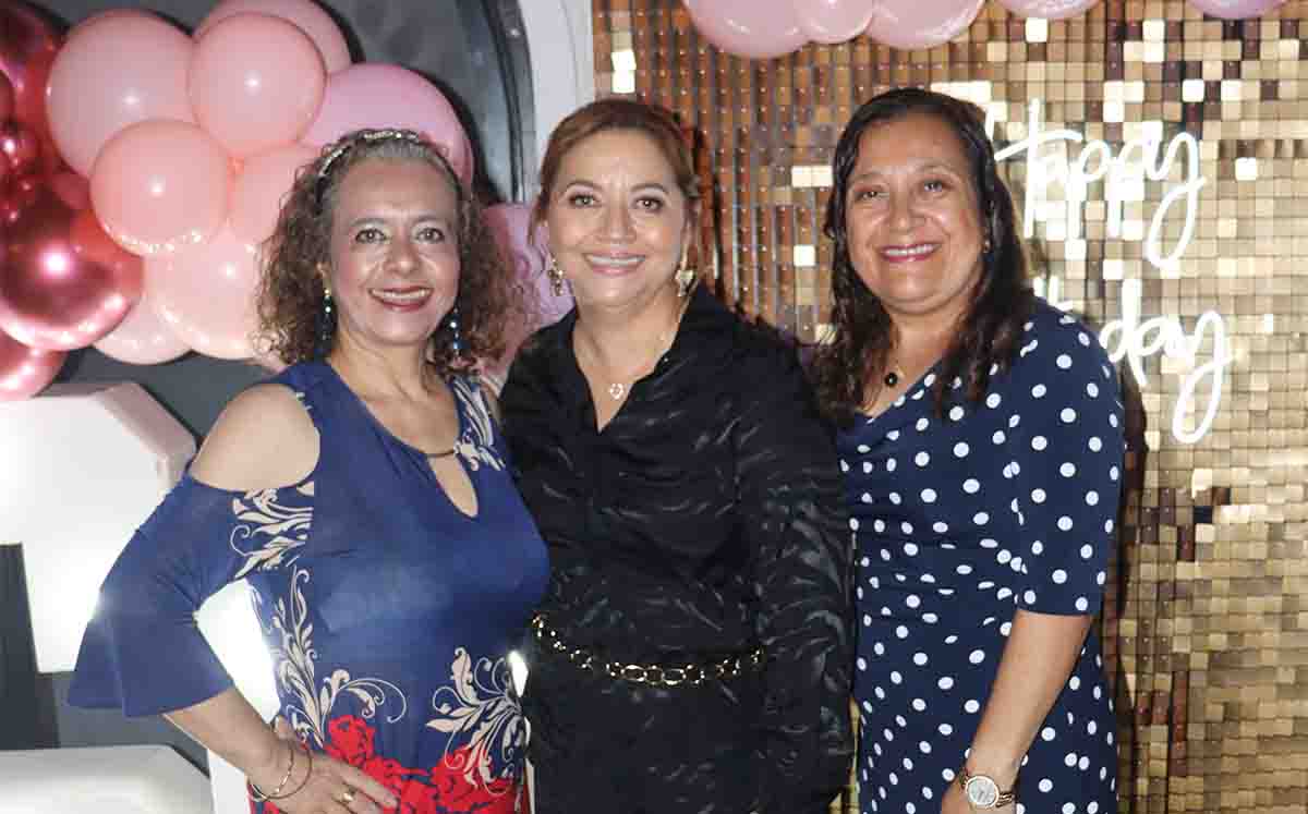 Asistentes junto a Gloria Díaz en su cumpleaños