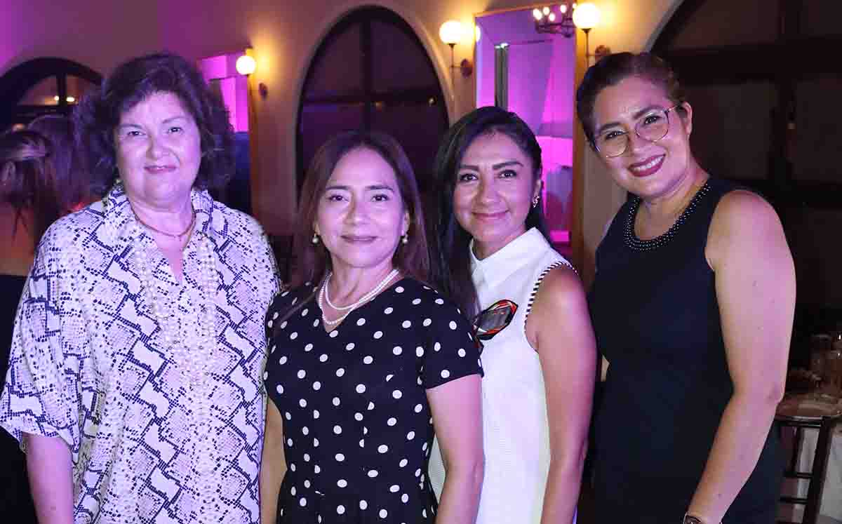 Asistentes felices en el festejo de Gloria Díaz