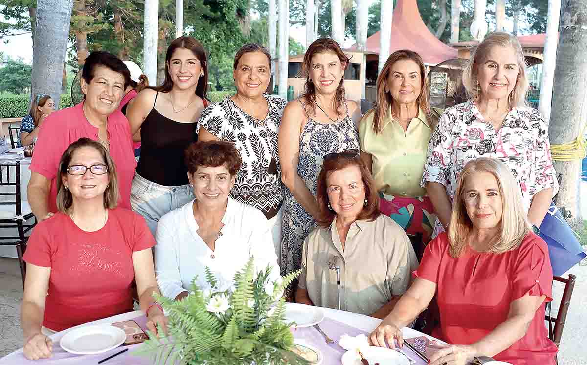 Asistentes fueron recibidas con una bolsa y toalla playera