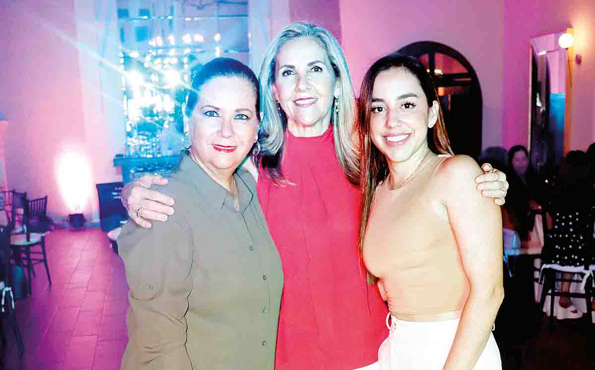 MARCELA GÓMEZ, MARCELA RINCÓN Y ARANTXA VALDÉZ recibieron de recuerdo unas velas aromáticas en forma de mariposa