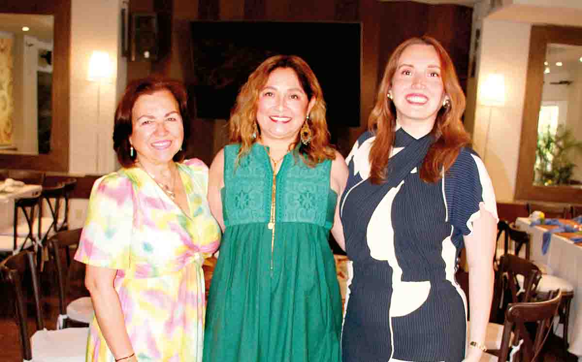 MIRNA DE ROBLEDO, RUTH DE ROBLEDO Y MELINA SEPÚLVEDA degustaron de fruta fresca de temporada, un delicioso pastel indio y refrescantes bebidas