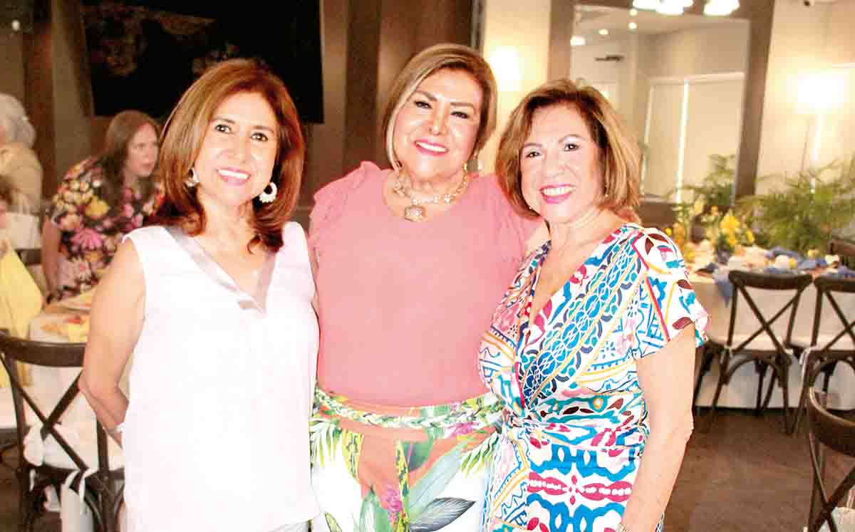 CLARITA PLAZA, MARI OLVERA Y CARMELITA PLAZA asistentes recibieron un estuche y diversos productos de skincare