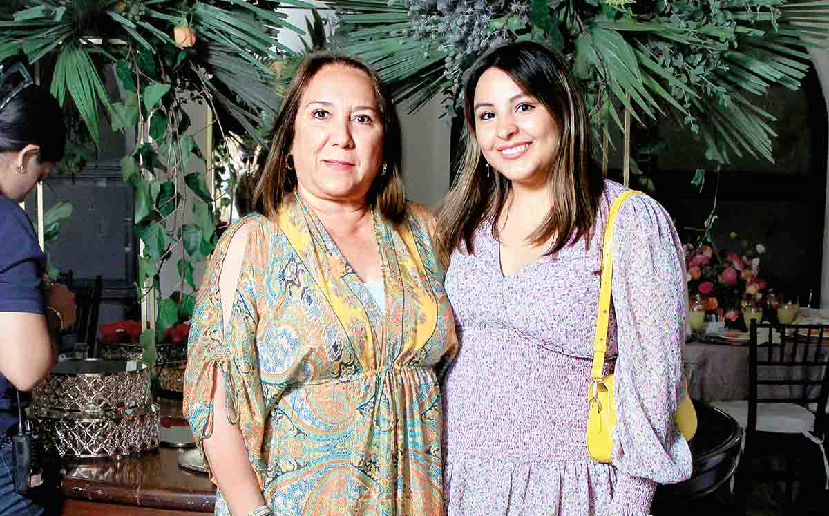 CHELO FAJARDO Y SOFÍA FAJARDO fueron recibidas por una decoración con flores silvestres y follajes verdes a cargo de Leonarda