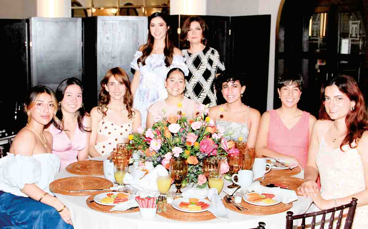 PAMELA LOAIZA, ANA LUCIA CECCOPIERI, MABEL ANGULO, ANA LUCIA MADERO, MARTHA HERRERA, MÓNICA RUIZ, CAMILA CASTILLO, FERNANDA OLMUS Y DAIRA PARGA