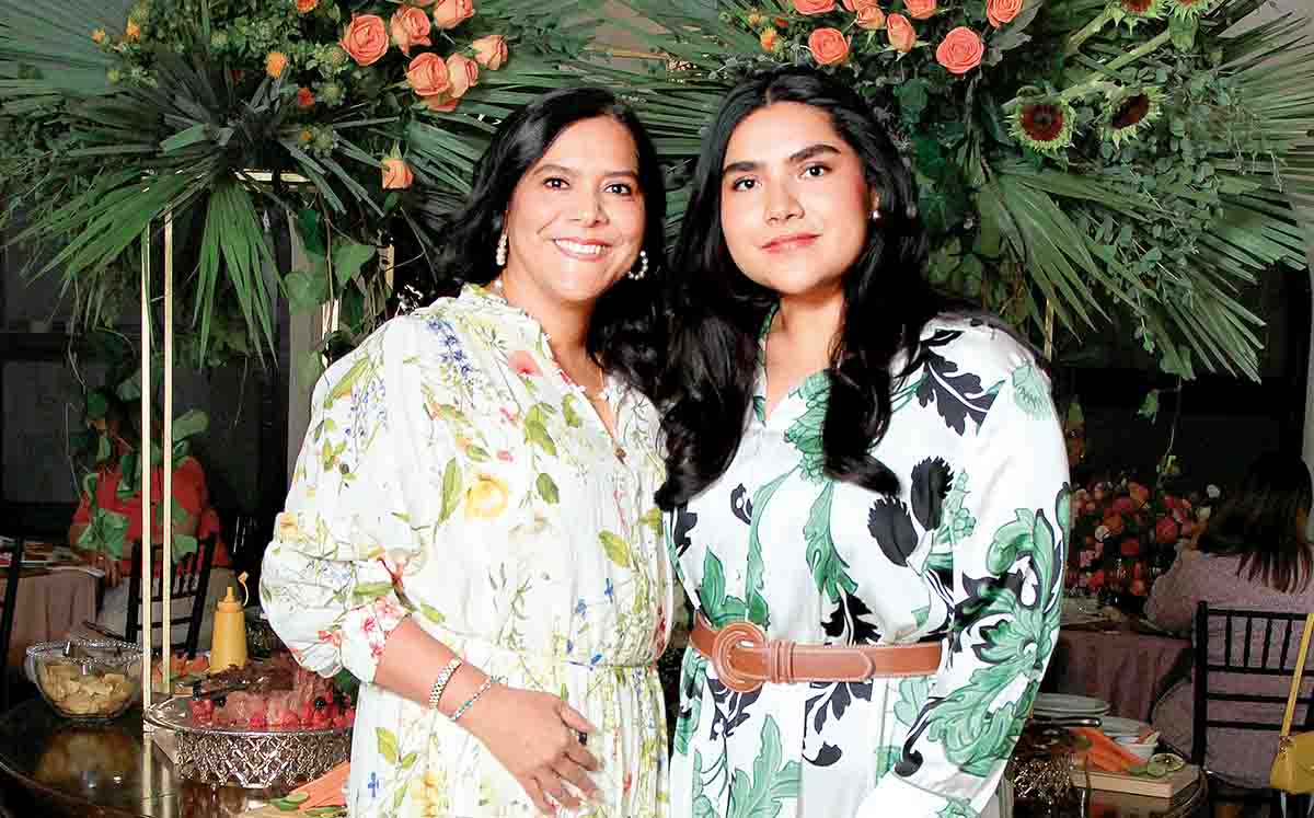 SILVIA OCAMPO Y JIMENA FERNÁNDEZ felices en la despedida de soltera de Ana Lucia