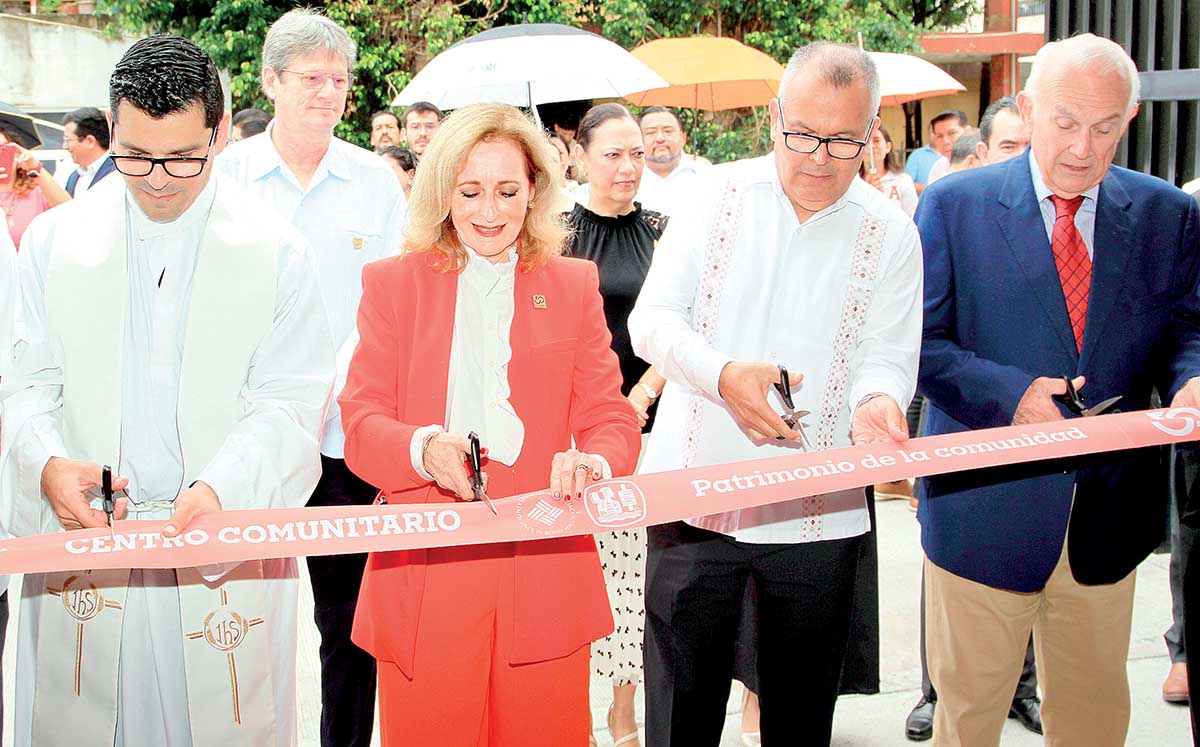 Momentos del corte del listón inaugural