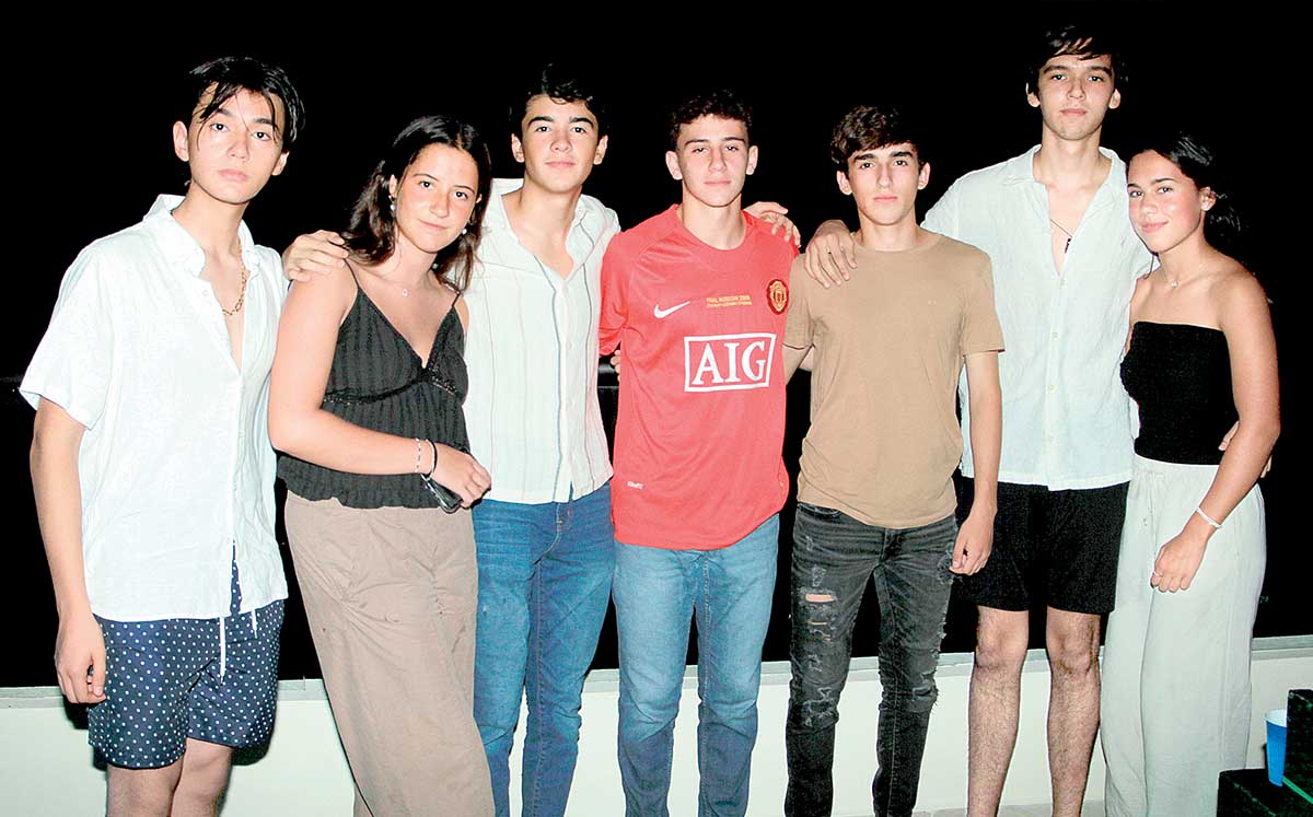RICARDO PONTVIANNE, CONSTANZA QUINTANILLA, ALEX VALERO, ALEX LACAVEX, GAEL CASTILLO, MARIANA HOLGUERA Y MIGUEL MARTÍNEZ presentes en Velamar