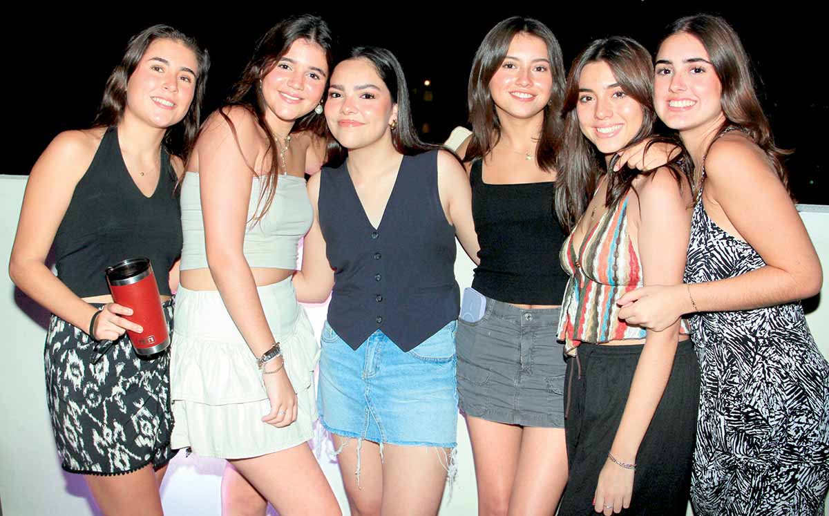 SOFÍA ORTIZ , ALE MOHAMAR, LUCIA CASTILLO, JACKY MARTÍNEZ, ANA ELISA DELGADO Y MICHELLE ZÁRATE acompañaron a Eduardo Lacavex en su cumpleaños