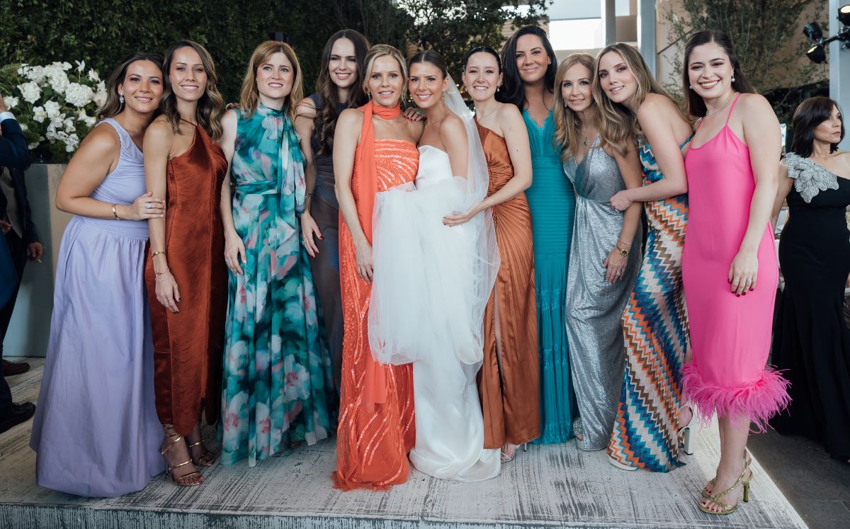 Ale con su mamá y algunas de sus mejores amigas. / FOTO: VGS Photo