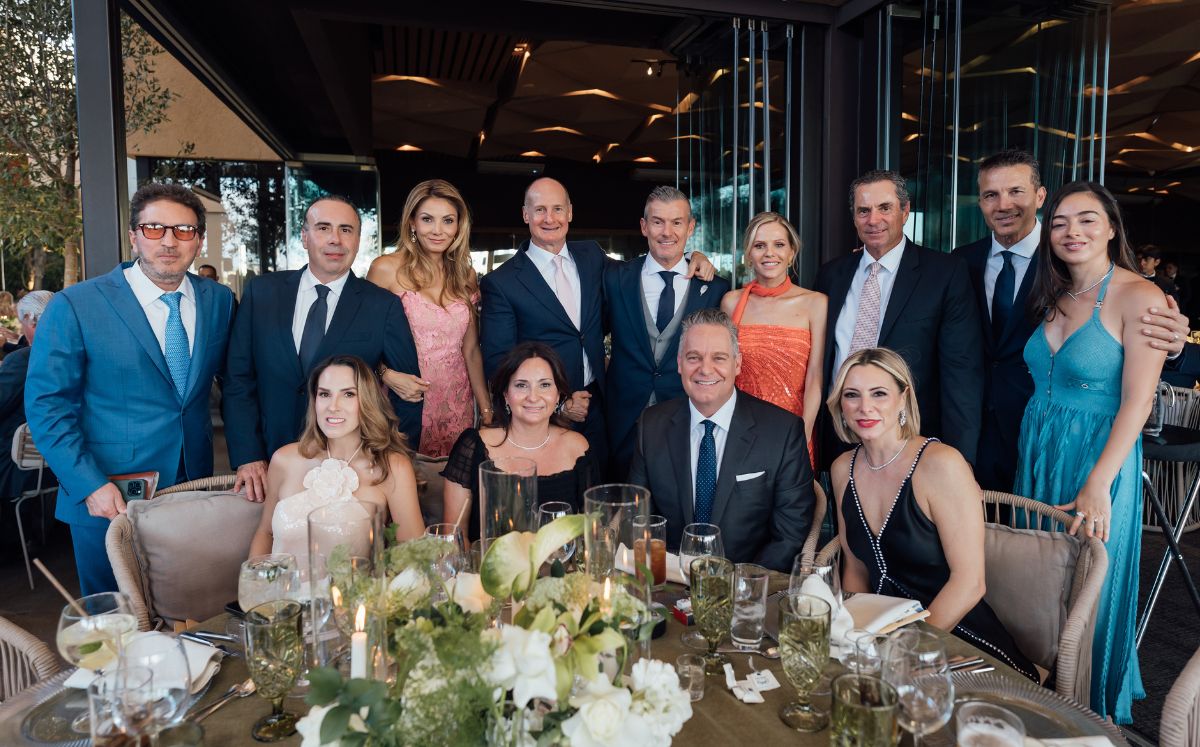 Alejandra de los Santos y Rodrigo Bueno junto a un grupo de amigos. / FOTO: VGS Photo