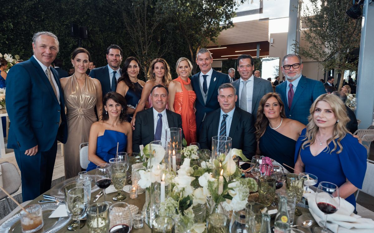 Alejandra de los Santos y Rodrigo Bueno junto a un grupo de amigos. / FOTO: VGS Photo