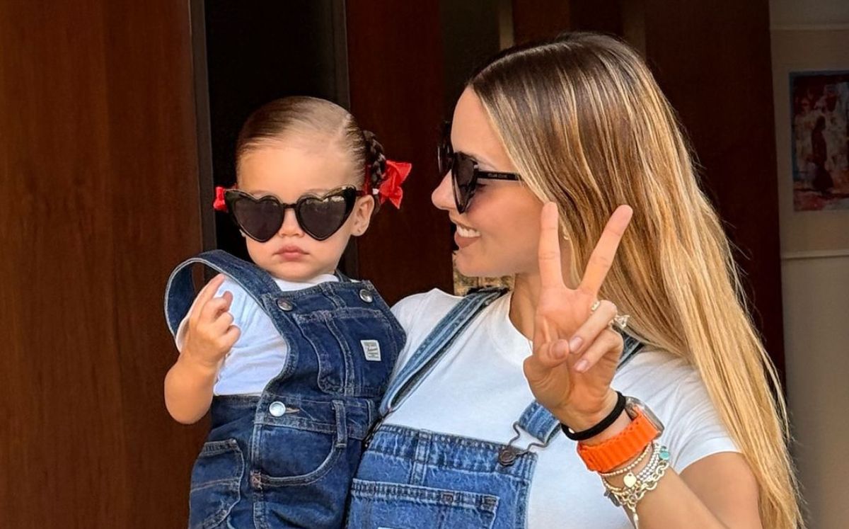 Mariana Rodríguez con Mariel en overoles (Instagram)