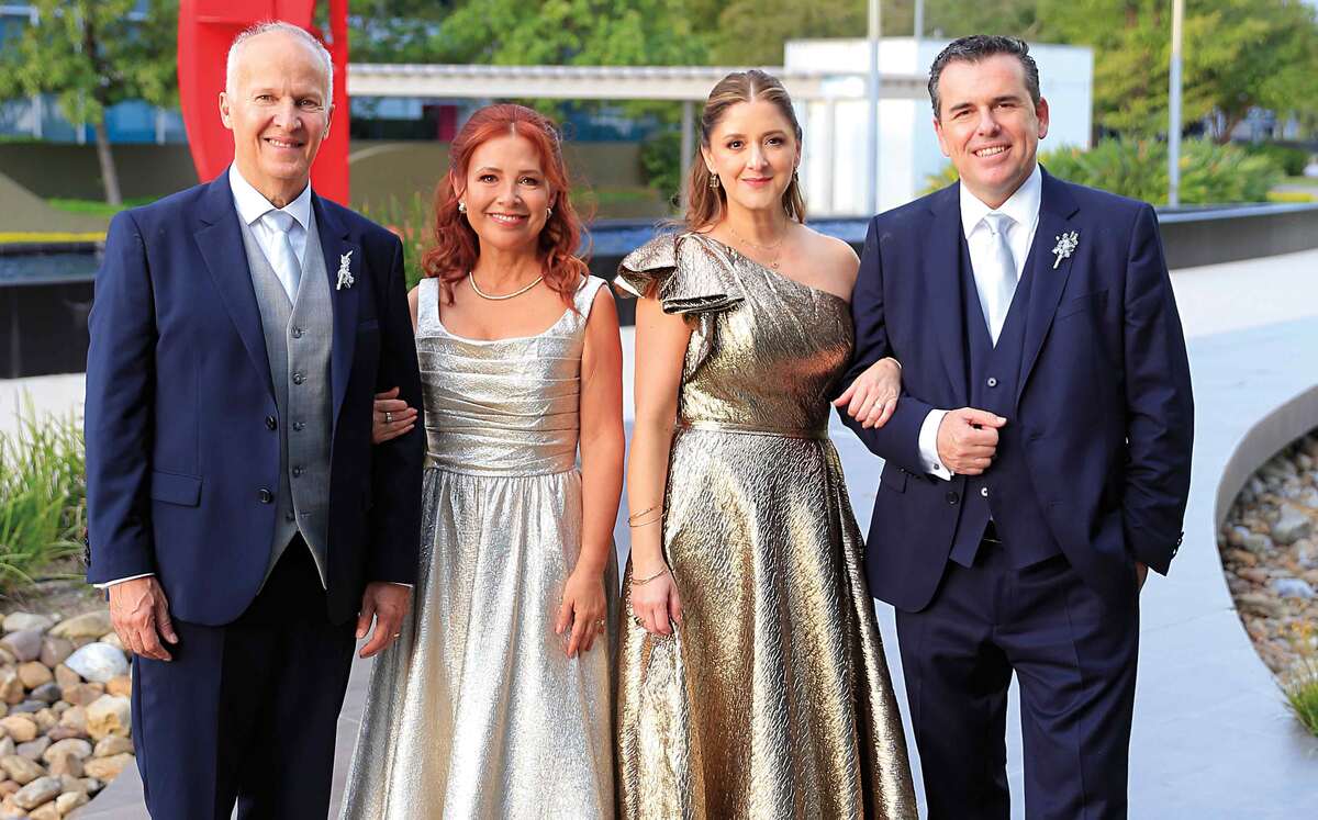 PAPÁS DE LOS NOVIOS. Óscar Guevara, Maru Bárcena de Guevara, Grace Rodríguez de De la Garza y Rodrigo De la Garza