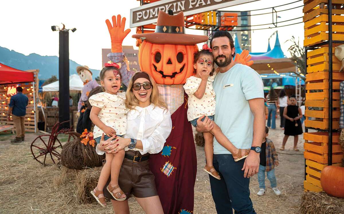 Sofía salinas y mario blásquez con sus hijas domenika y loretta