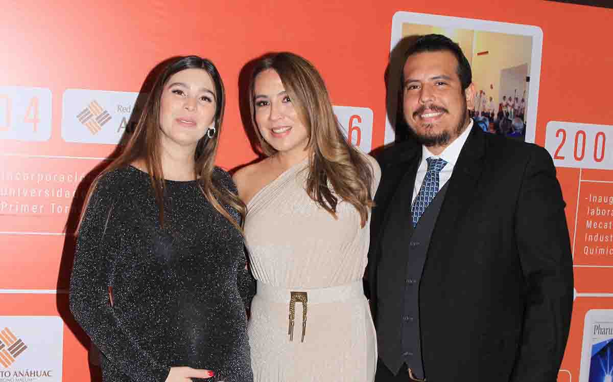 ANDREA TORRES, DANIELLA PUGA Y GUILLERMO PUGA disfrutaron de un video sobre la historia del IEST Anáhuac