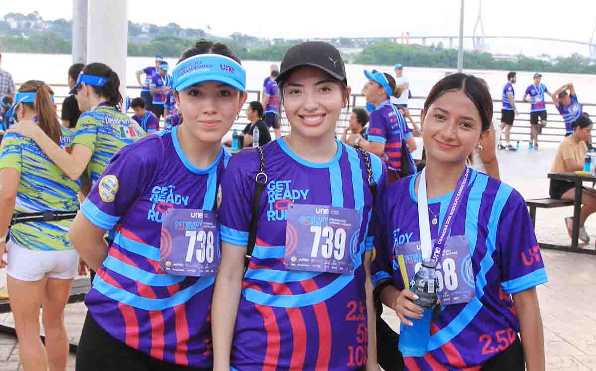 HANNIA SOTO, MELANIE SANTIAGO Y CLAUDIA DÍAZ emocionadas durante la entrega de medallas