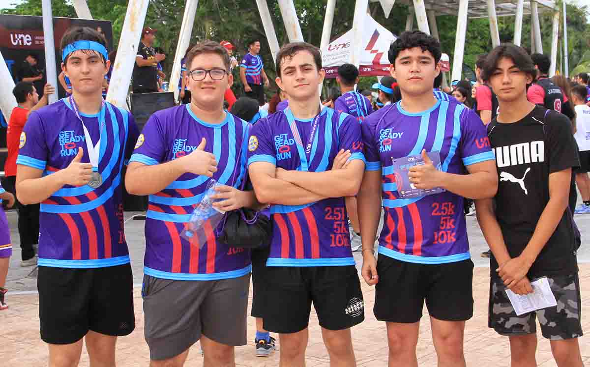 MANUEL GONZÁLEZ, CRISTIAN RUIZ, ÍKER MARTOS, CRISTIAN ESPINOZA  se reunieron unos minutos antes de empezar para el warm up en manos de Sarita Bautista