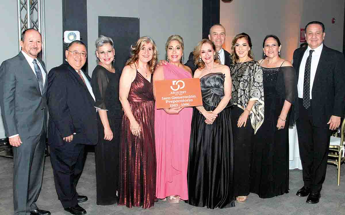 Asistentes celebrar y reencontrarse con amigos del pasado