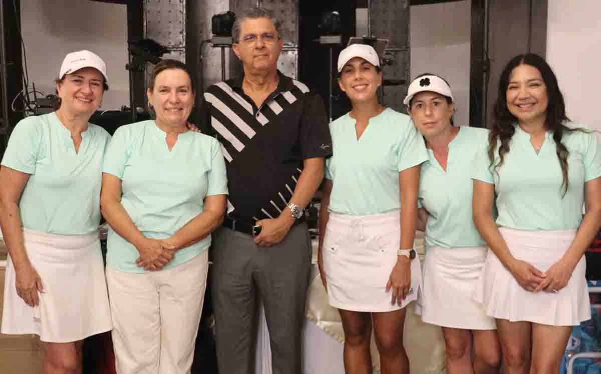 Comité de Damas junto al Presidente del Club José Luis Herrera