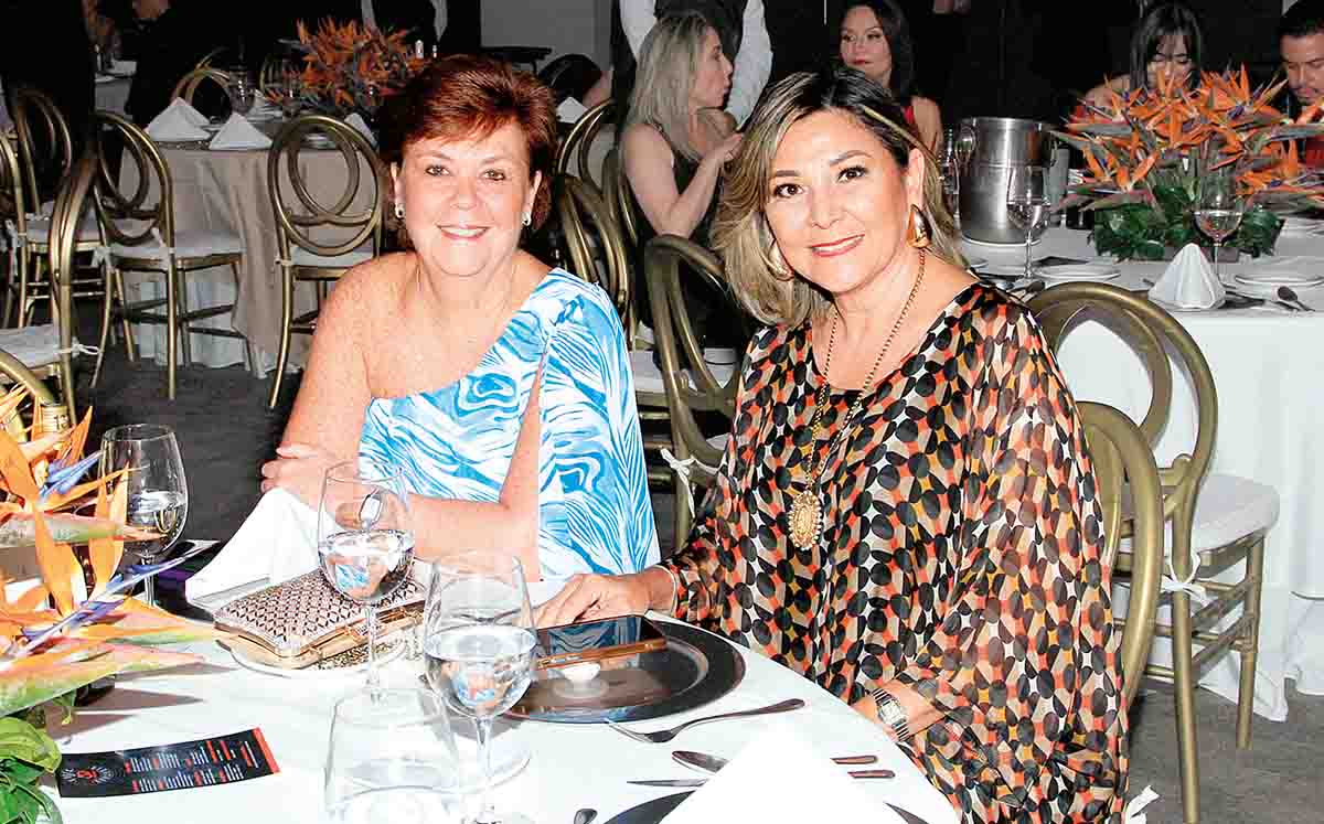 CRISTINA PIER Y MARY CARMEN DE LA GARZA recibieron el libro Memoria de lo que Somos, escrito por Jaime Septién