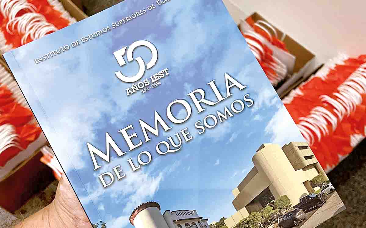 Al finalizar, cada uno de los asistentes recibieron el libro Memoria de lo que Somos, escrito por Jaime Septién