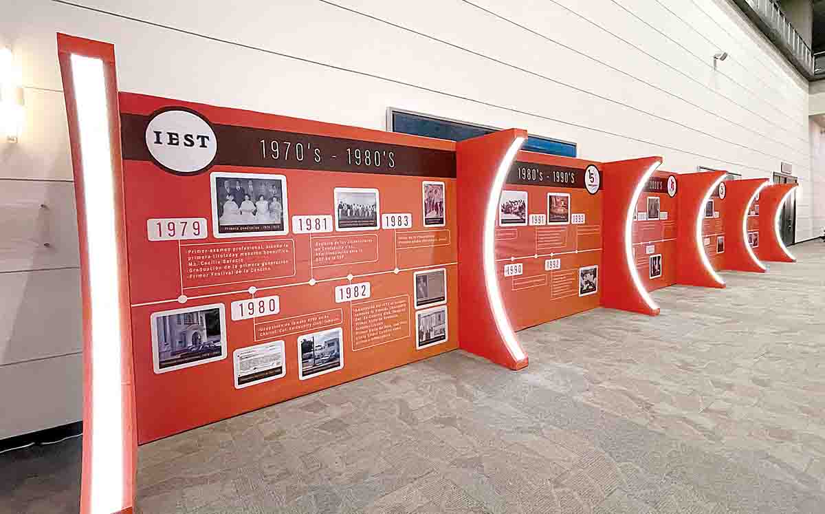Los más de 500 invitados fueron recibidos a la Expo Tampico con un gran túnel con la historia del IEST Anáhuac