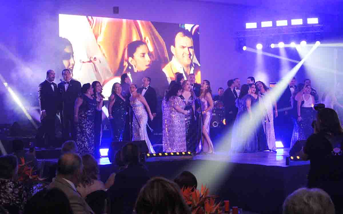 El momento estelar de la noche fue cuando el ensamble original de Voces en Concierto hizo su aparición en el escenario llenando de emoción el lugar