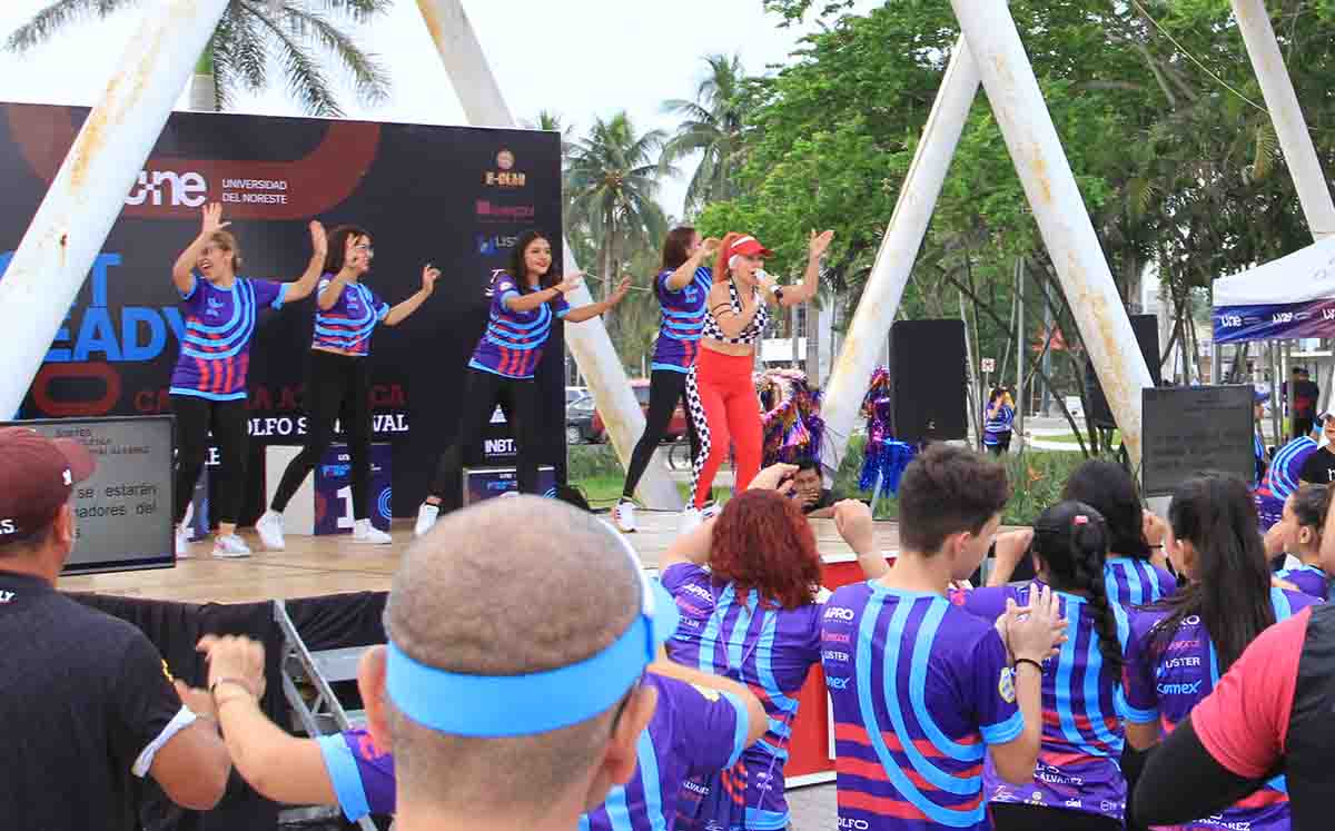 Al concluir la carrera, el grupo de animación y baile de la universidad tuvieron una participación para dar pie a la entrega de medallas