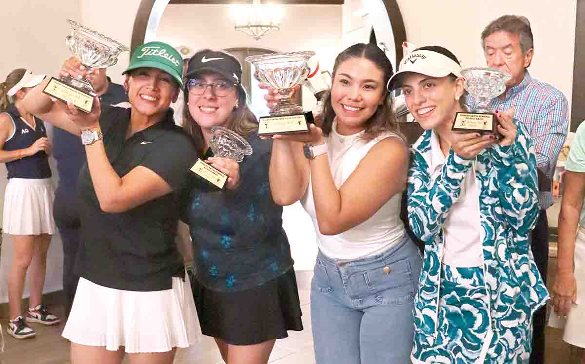 MARLENE RICO, ADRIANA CAZAUBON, LUCERO SEGURA Y PAOLA RODRÍGUEZ felices durante la ceremonia de premiación
