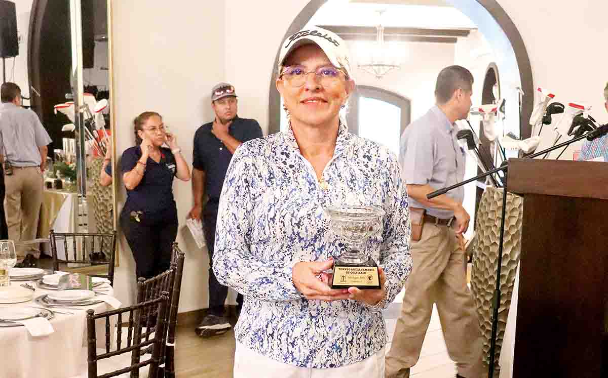 LETICIA SOSA feliz durante la premiación del XXIII Torneo Anual Femenil de Golf