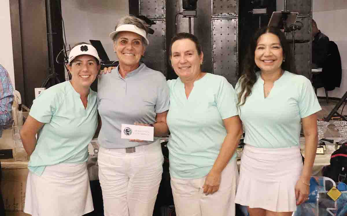 LUCY LORENZO, ANA LAURA AZCÁRRAGA, ROSA ESTEVE Y HORTENSIA DE SEGURA durante la premiación