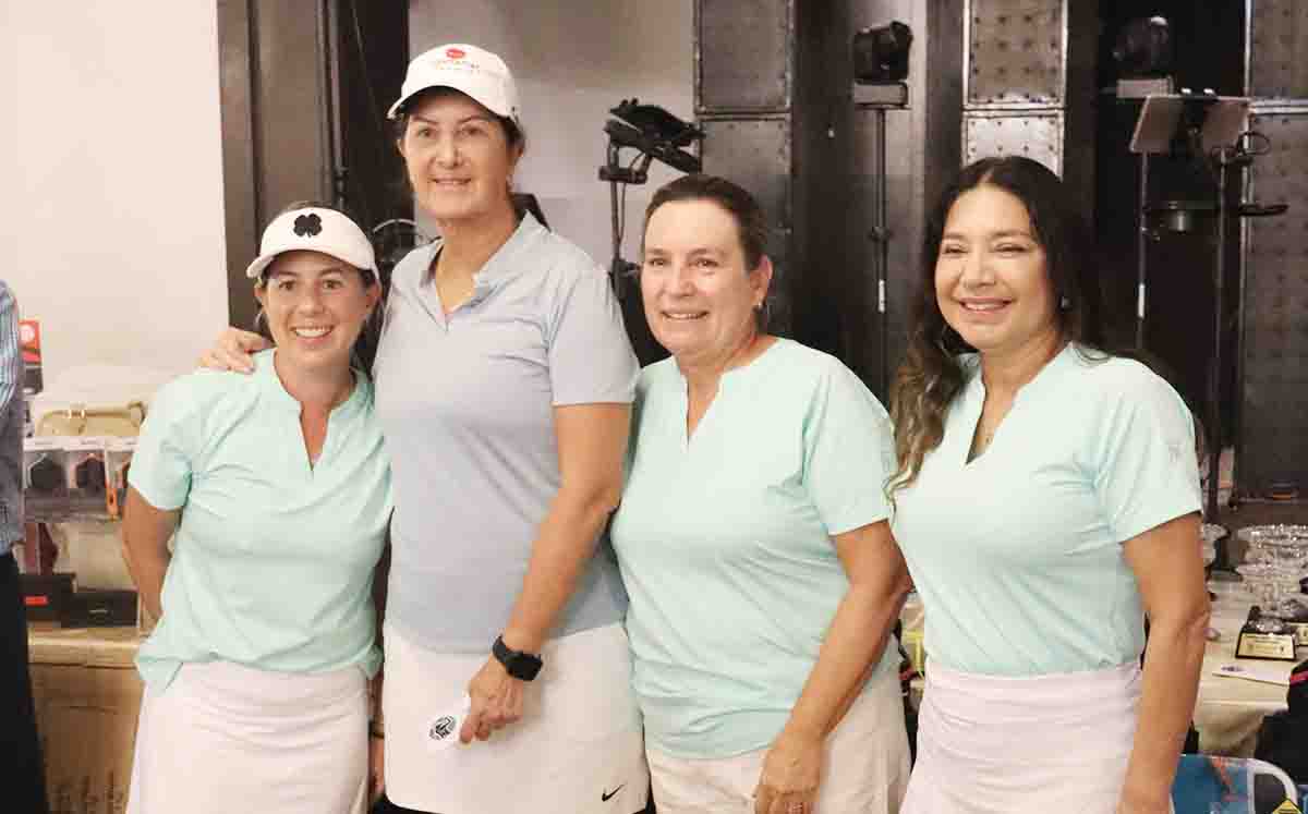 LUCY LORENZO, ROSA ESTEVE Y HORTENSIA DE SEGURA felices en la premiación del XXIII Torneo Anual Femenil de Golf