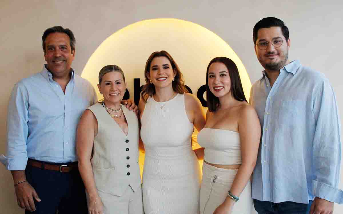 Asistentes de la inauguración disfrutaron de refrescantes daiquiris de fresa durante la inauguración