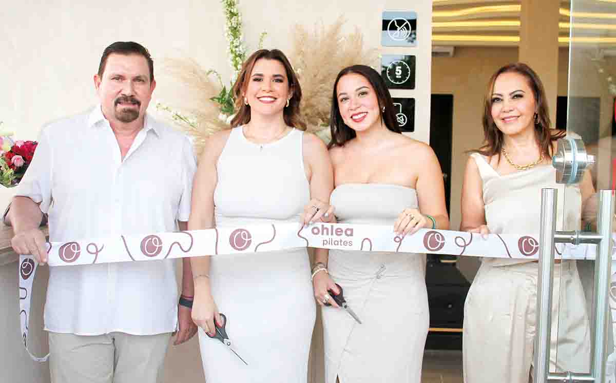 ALEJANDRO MEDINA, PAOLA MEDINA, MARIANA MEDINA Y LAURA FLORES nos regalaron sus mejores sonrisas durante el corte del listón