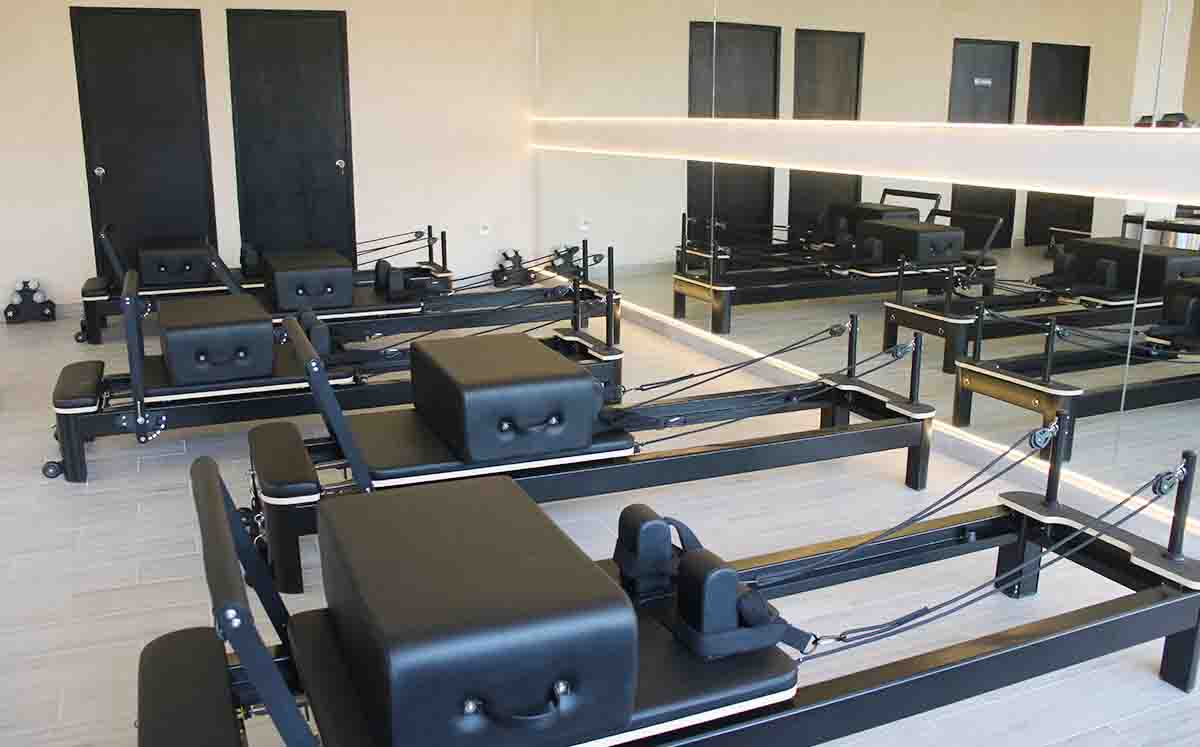 El estudio cuenta con 10 camas de pilates y 7 couches certificados por la NASM y AFAA