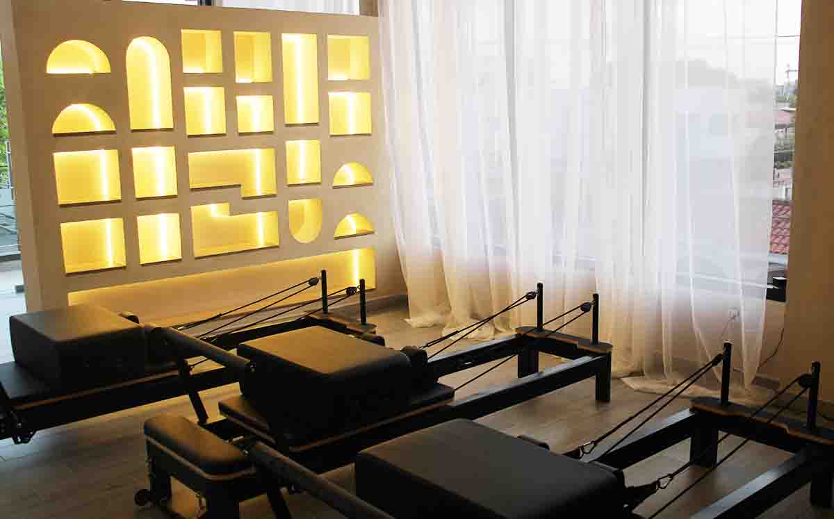 El estudio cuenta con 10 camas de pilates y 7 couches certificados por la NASM y AFAA