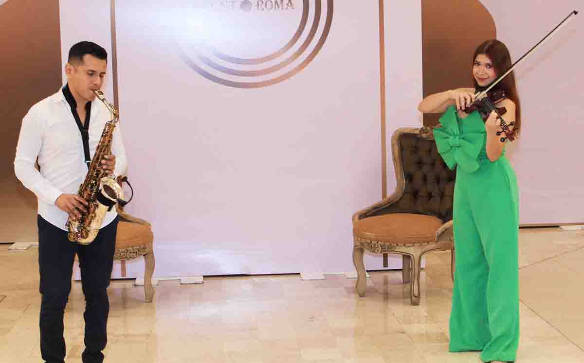 El saxofonista Aram Castro y la violinista Melissa Rueda pusieron el ambiente ideal para disfrutar de un delicioso brunch y pasarela