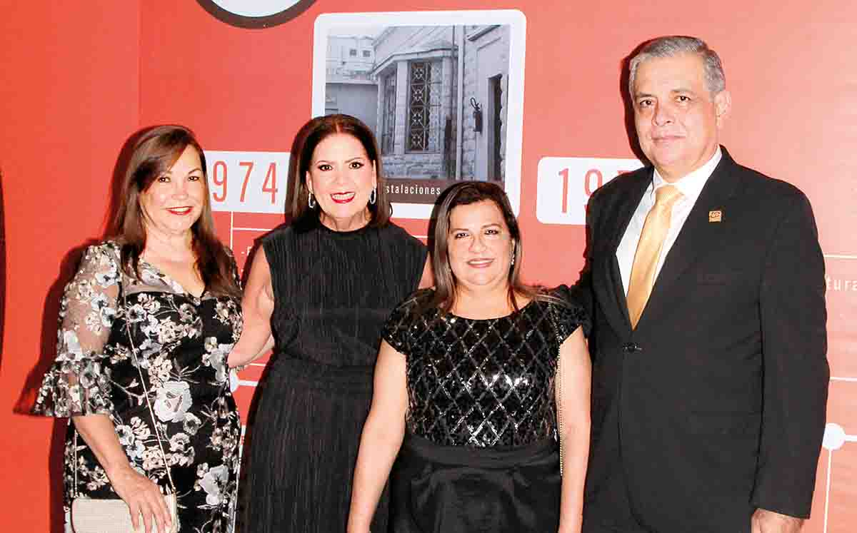OLGA TAMBORREL, ANA ACUÑA, BLANCA VALENZUELA Y EDUARDO MELÉNDEZ fueron recibidos a la Expo Tampico con un gran túnel con la historia del IEST Anáhuac