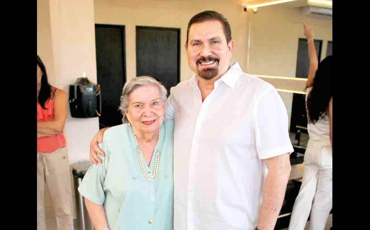 MARÍA ISABEL ROSALES y ALEJANDRO MEDINA llegaron puntuales a la inauguración
