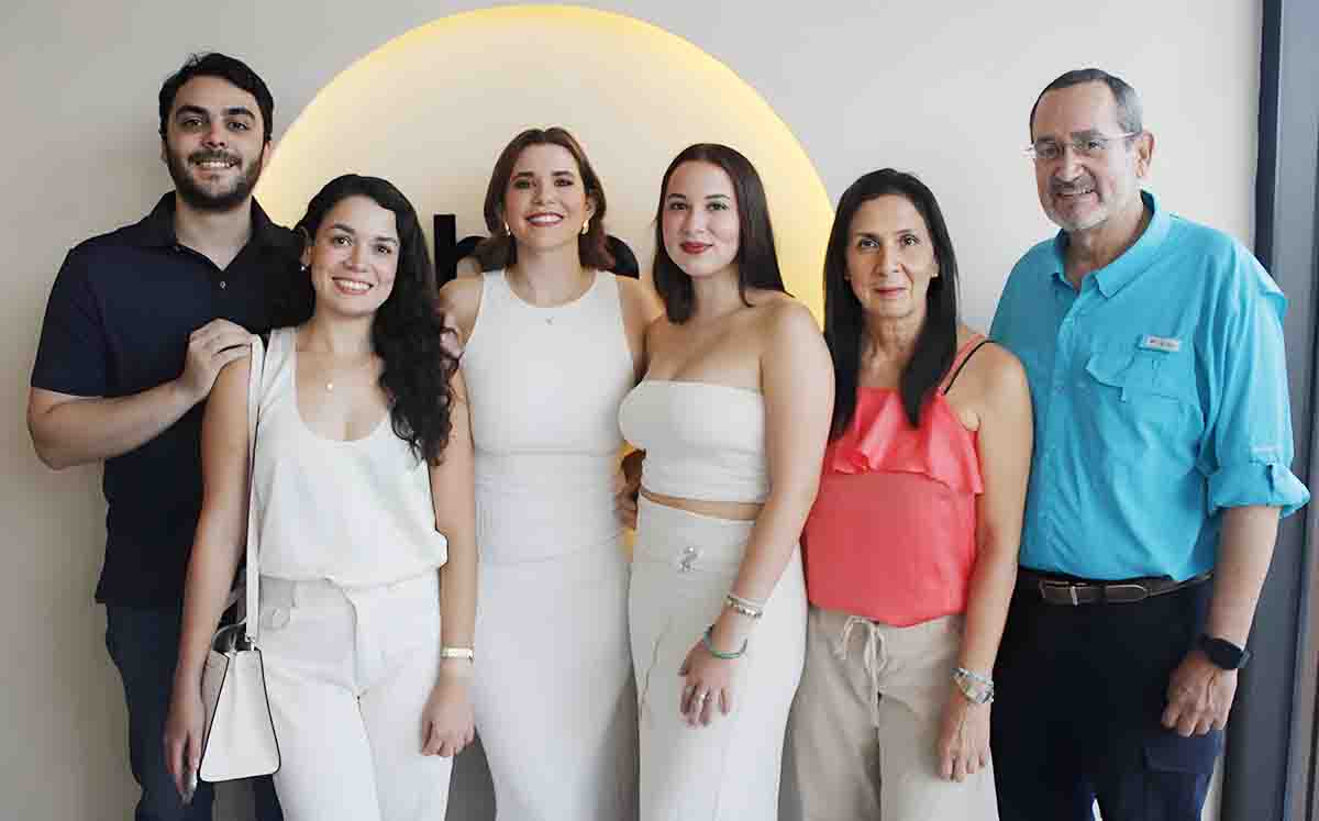 Asistentes de la inauguración llegar disfrutaron de refrescantes daiquiris de fresa y margaritas de mango