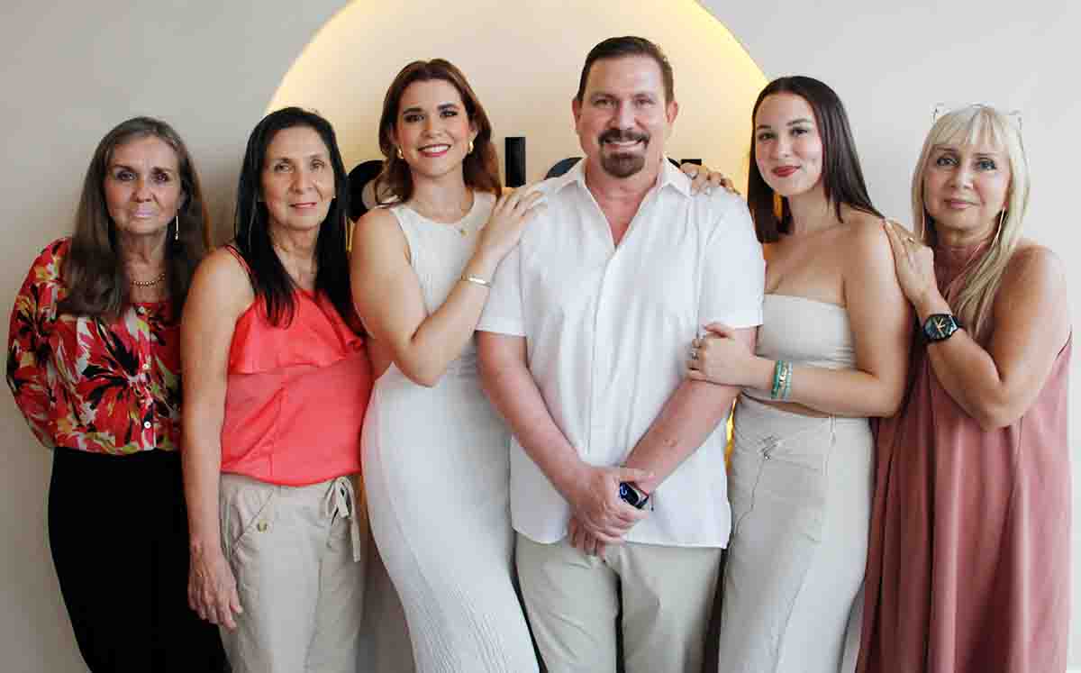 Asistentes de la inauguración orgullosos de esta nueva meta cumplida